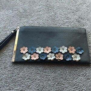LEATHER WRISTLET‎